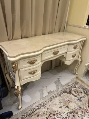 طاولة طراز فكتوري مع طبقة رخام مضافه بجودة ممتازه