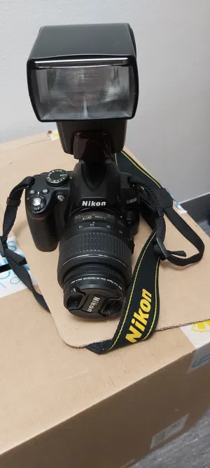 كاميرا Nikon مع رام وفلاش خارجي