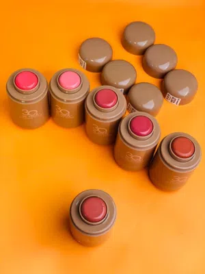 قلم أحمر الخدود الكريمي طبق الأصل لبلشر رود (Blusher Stick) من 3Q Beauty امنحي بشرتك إشراقة طبيعي