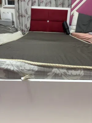 هيكل سرير ابيض مستعمل سنه فقط