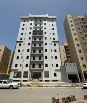 عماره 50 شقه للايجار فى ابو حليفه  مساحات كبيره