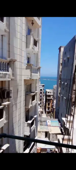 شقه للبيع بالازاريطه رؤيه جانبه للبحر
