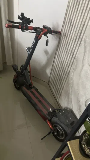 للبيع او البدل سكوتر للبيع  ينفع قطع غيار