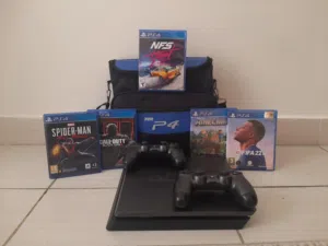 PlayStation 4 (PS4) 500GB للبيع بحالة ممتازة جدًا مع ذراعين و 5 ألعاب