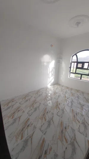 شقق جديدة حديثة على الخط الرئيسي بسعر أقل...