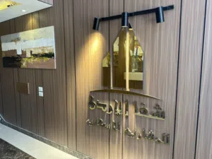 بسعر 135 الف !! شقة طابق اول مساحة 213 م2 / 4 غرف نوم مع توفر جيم(gym) خاص/ بالجبيهة شارع الأردن