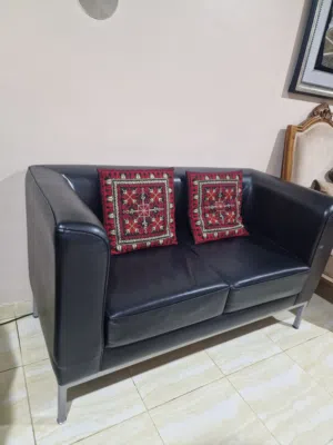 للبيع كنبايه صغيره جلد