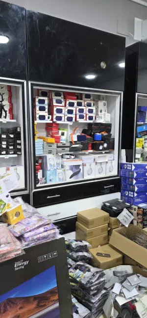 فترينات وديكورات للبيع للمحلات او صيدليات
