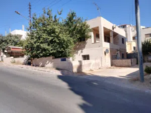 قطعة ارض عليها منزلين للبيع