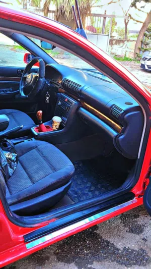 اودي A4 لون احمر