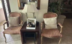 كرسيين مع طاولة