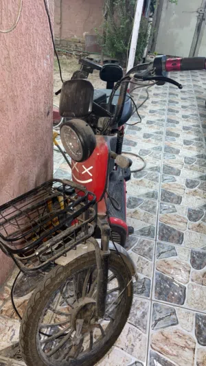 سلام عليكم دراجه شحن نظيفه وحلو للبيع مديل 2024 لون احمر لا مظوربه ولا مكلوبه بطاريات جديده مشيه حلو