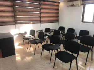 للبيع بعدة اشكال كراسي محاضرات كرسي دراسي اثاث مدرسي للمراكز و المدارس والجامعات