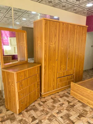 غرفه نوم شباب فورمايكه   لاتيه وزان بحاله ممتازه استعمال بسيط  مع تختين مفرد نظام تخزين وكمدينه وت