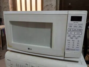 ميكروويف LG بحالة جيدة للبيع