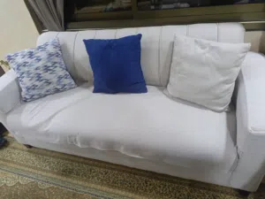 طقم كنب بتصميم عصري وأنيق