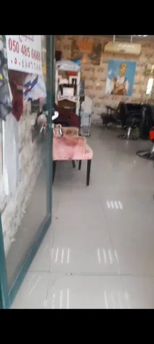 صالون رجالي للبيع مع كامل التجهيزات مع إيجار مدفوع لده 4 شهور ونص