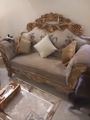 عدد 2 طقم كنباي ملوكي مذهب مع طاولتين وسط بسعر مغري