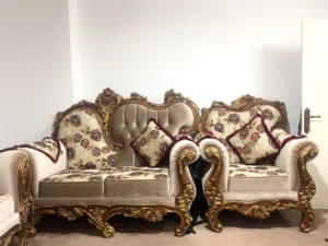 طقم كنب فخم بحالة ممتازة - تصميم كلاسيكي راقي