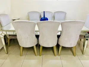 طاولة طعام مع 8 كراسي