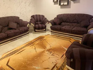 طقم كنب تفصيل 8مقاعد بحالة ممتازه لون نهدي غامق