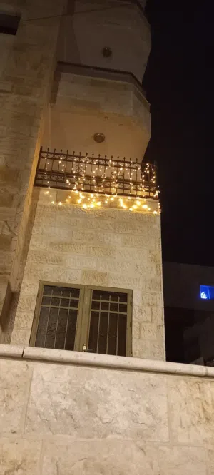 شقة للبيع طابق أول شفا بدران بالقرب من دوار التطبيقية في منطقة هادئه وقريبة على الخدمات .