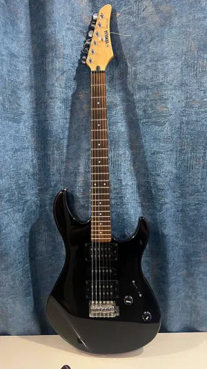 Full guitar set (yamaha ERG 121C guitar with yamaha GA15 amplifier) perfect condition جيتار شبه جديد