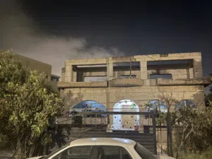 يوجد فيديو وصور للبيت بعتلي واتس ع رقمي وببعتلك ياهم ولبيت ع اشراف مهندس يعني كامل مكمل