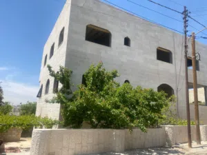 منزل من ثلاث طوابق للبيع المقابلين