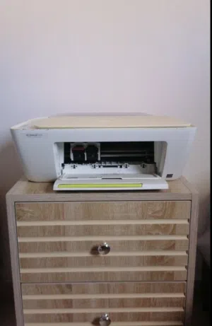 طابعة HP مستعملة للبيع - لطابعة HP DeskJet 2130 All - In - One وهي طابعة متعددة المهام اقتصادية مصم