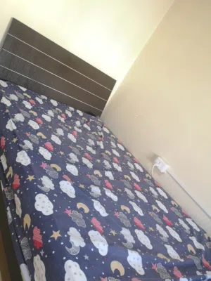 سرير مفرد ونص للبيع