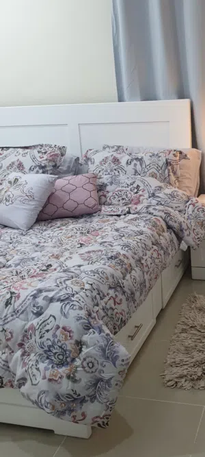 سرير ابيض كبير مع كومدينا