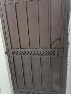 باب حديد للبيع مستعمل ولكن أموره طيبة ممتاز نوع زين