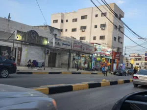 مخازن عدد 2 للايجار / كل واحد مستقل لحاله على دوار الرمثا الرئيسي غرب المكتبه بجانب نوريان للالعاب