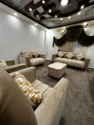 طقم كنب البيج الملوكي 9 مقاعد مع طاوله وسطيه هديه  خشب لاتيه وقراط   قماش تركي مخمل مبطن