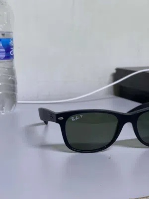 للبيع نظارة شمسية Ray-Ban الأصلية موديل RB2132 New Wayfarer Polarized، من أشهر موديلات Ray-Ban العال