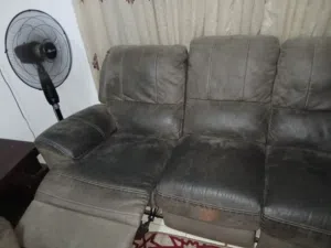طقم ريكلاينر للبيع ثلاثيه وثنائيه بفتحو وبحالة ممتازة