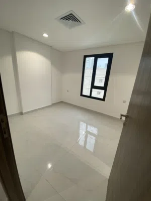 من المالك للإيجار شقه للشركات والأفراد والمطاعم 2 غرفه 2 حمام صاله مطبخ جديده مقابل ساحه