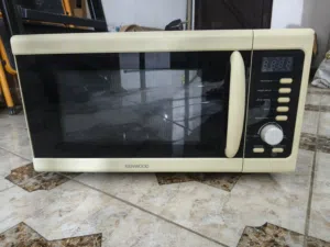 مايكرويف مستعمل نظيف مع الكفر بسعر مناسب