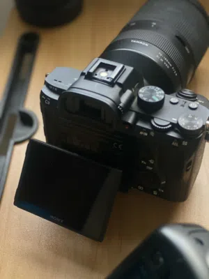كاميرا سوني a7iii عدسة تامورن 70-180 مم f/2.8 Di III VC VXD G2 (سوني E)