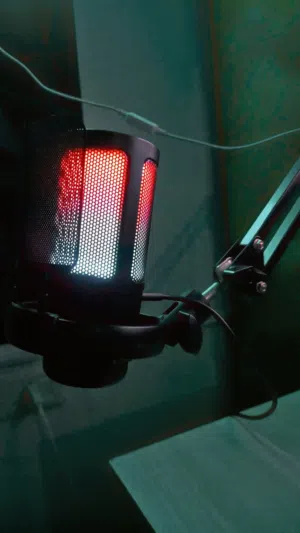 ميكروفون جيمنج RGB احترافي مع الستاند تبعه - نظيف جداً للبيع