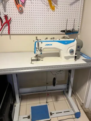 Jack F4 Industrial Single Needle Lockstitch Sewing Machine – Excellent Condition