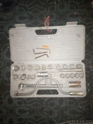 شاشة كمبيوتر وطقم بوكسات وجك هيدروليك وجك منويل