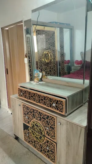 غرفه نوم بحاله جيدة مع اضاءه بحاجه لصيانه بسيطه لبعض الدروج للبيع بسعر 275دينار
