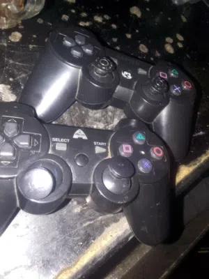 بلاي ستيشن 3 جوز للبيع بسبع ليرات شغالات مئه مئه