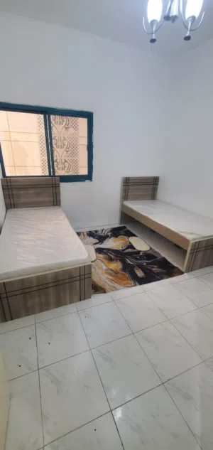 سكن شباب عرب موظفين  غرفه ثنائيه عدد قليل بالشقه متوفر كل الكماليات القصباء