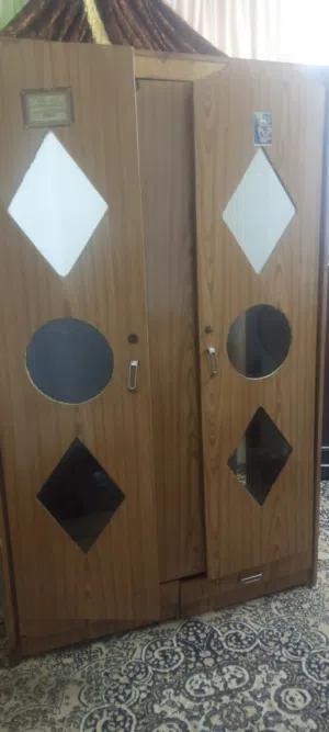 خزانه نظيفه وثقيله خشب زان كبيره