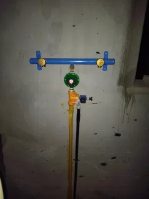 تركيبات أنابيب الغاز في البيت ولمطعام Gas work pipe fitting in restaurant and home