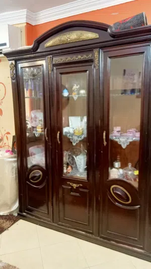 نيش خشب زان بحالة ممتازة جدا وكل الفرم نحاس