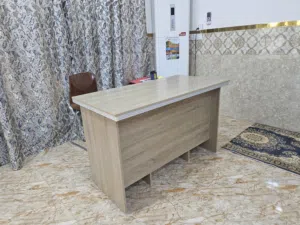 مكتب نظيف فقط جرة الاولى